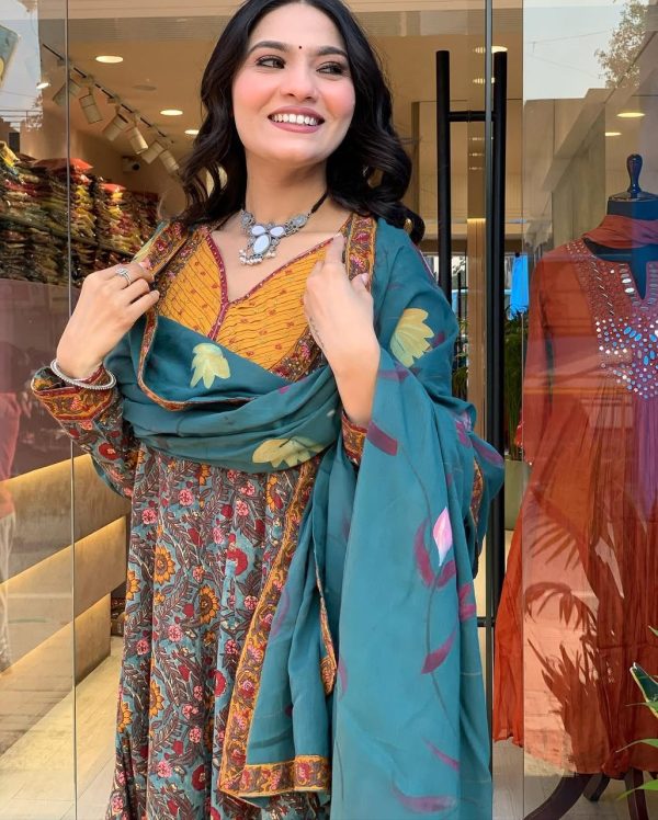 elegant pure cotton embroidered kurta set (copy)