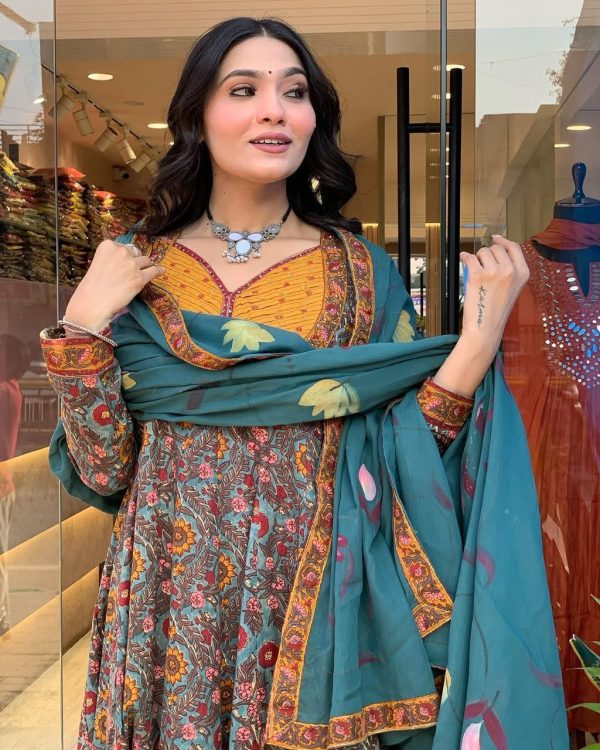 elegant pure cotton embroidered kurta set (copy)